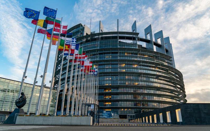Tinerii români pot aplica pentru un stagiu plătit la Parlamentul European