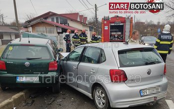 Accident! Două mașini s-au ciocnit …