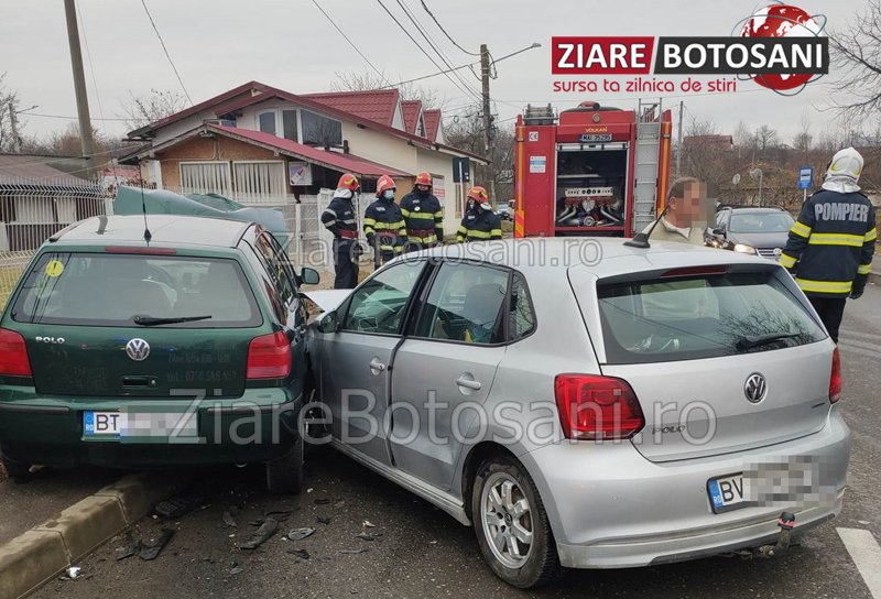 Accident! Două mașini s-au ciocnit pe o stradă din Dorohoi - FOTO
