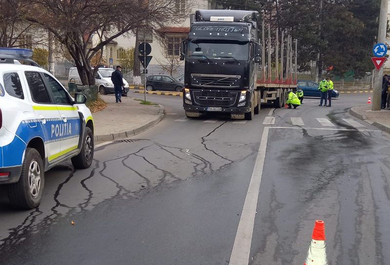 Tragedie la Botoșani! Un bărbat a murit după ce a fost prins sub roțile unui camion