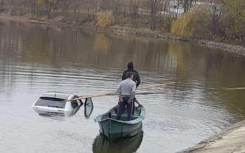 Mașină ajunsă într-un iaz din …