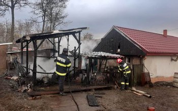 Magazie cuprinsă de flăcări într-o …