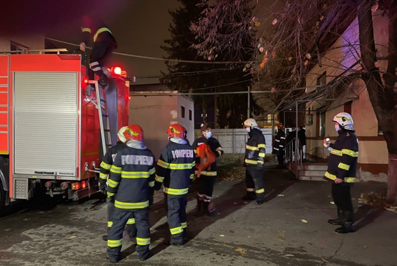 Incendiu într-un salon al unui spital din Ploiești. Doi pacienți au decedat și alți 20 au fost evacuați