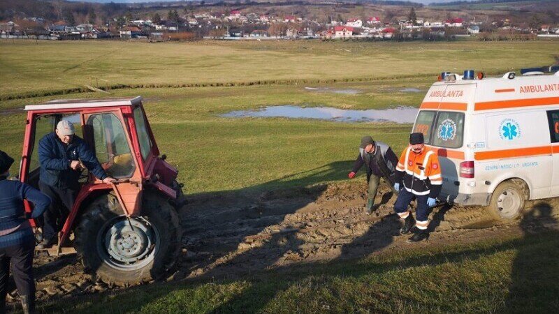 Tragedie într-un sat din județ! Un bărbat și-a pierdut viața după ce a fost lovit de un tractor