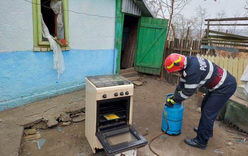 O femeie de 79 de ani a vrut să-și încălzească mâncarea dar i-a explodat bucătăria
