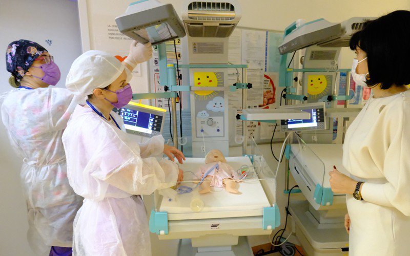 Clădiri iluminate în culoare violet, la Botoșani, de Ziua Mondială a Prematurității