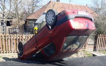 Mașină răsturnată pe o stradă …