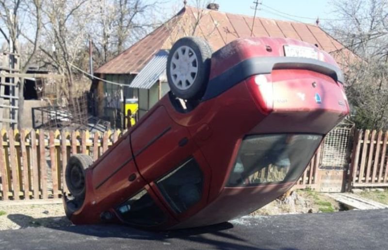 Mașină răsturnată pe o stradă din Broscăuți! Șoferul se afla sub influența alcoolului