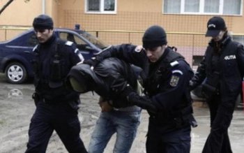 Polițist lovit cu capul în …