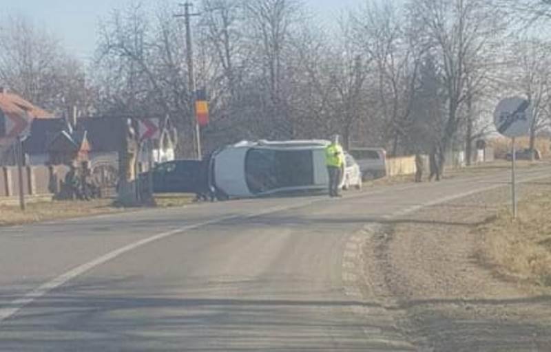 O femeie și copilul acesteia răniți într-un accident produs în comuna Vârfu Câmpului