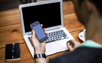 Românii care au card la …