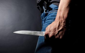 Atac cu cuțitul și focuri …