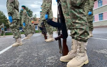 24 de posturi de soldați …