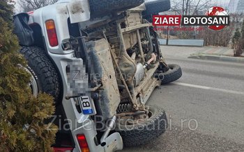 Autoturism răsturnat pe o stradă …