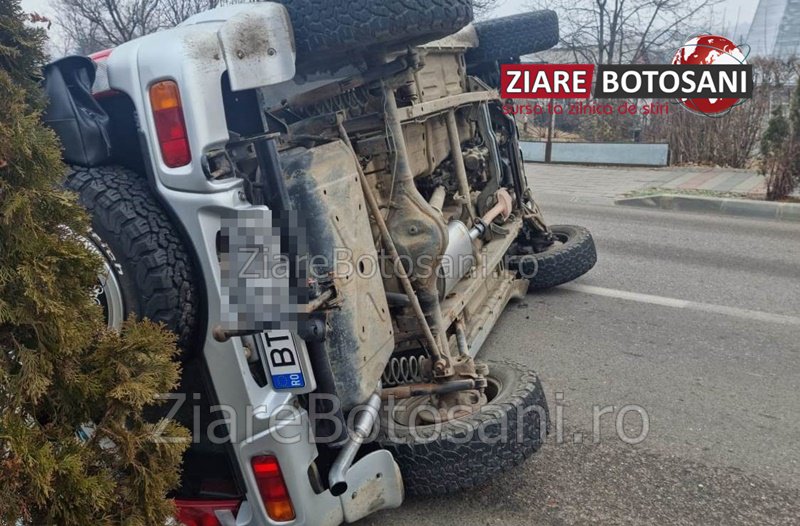 Autoturism răsturnat pe o stradă din Dorohoi din cauza apei scurse pe carosabil - FOTO