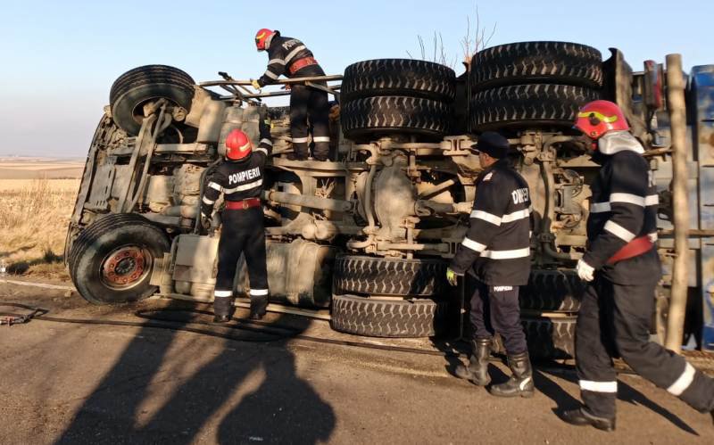 Camion încărcat cu bitum răsturnat la ieșirea din Văculești. Șoferul a fost transportat la spital – FOTO