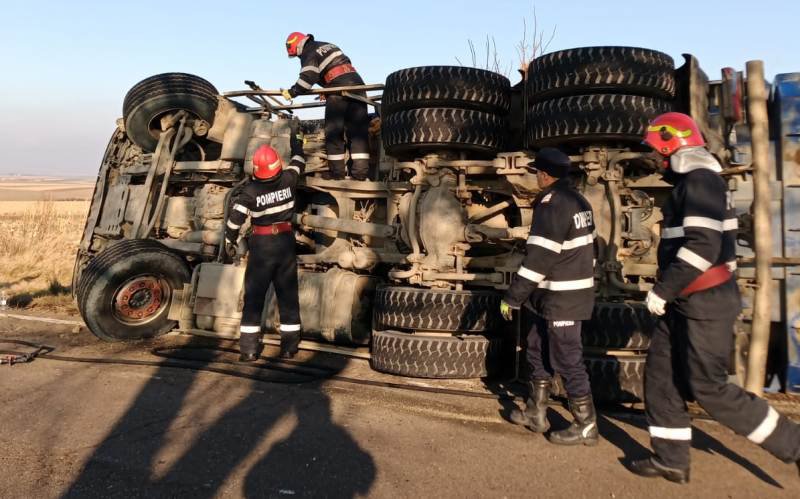 Camion încărcat cu bitum răsturnat la ieșirea din Văculești. Șoferul a fost transportat la spital – FOTO