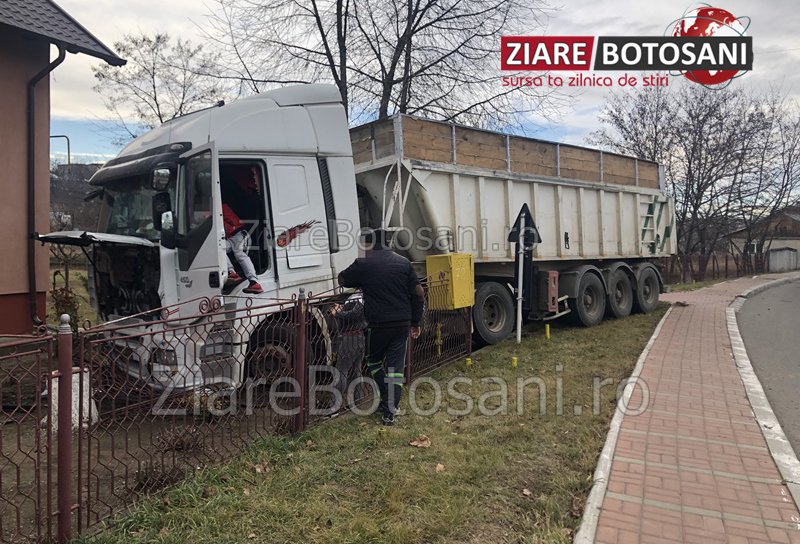 Accident! Un camion s-a oprit în curtea unei case din Dorohoi - FOTO