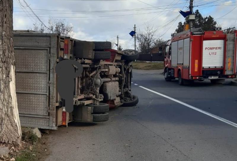 Accident la Săveni! Femeie rănită după impactul dintre o mașină și o autoutilitară – FOTO