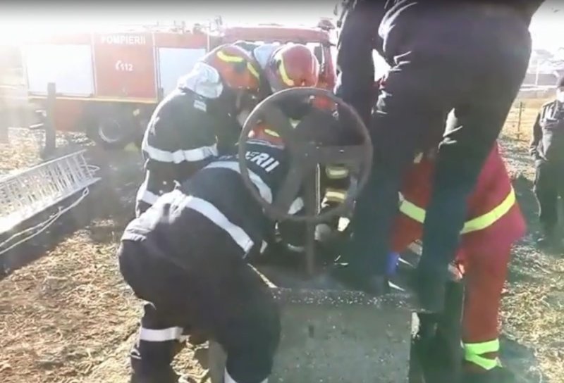 Femeie de 54 ani salvată de pompierii botoșăneni după ce a căzut într-o fântână