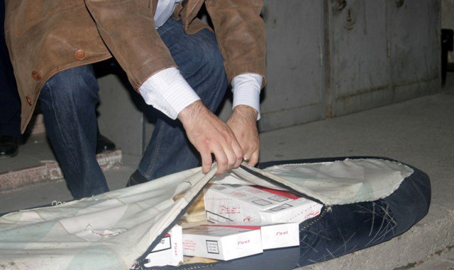 Geantă „abandonată” plină cu țigări de contrabandă găsită de jandarmi în Piața Centrală