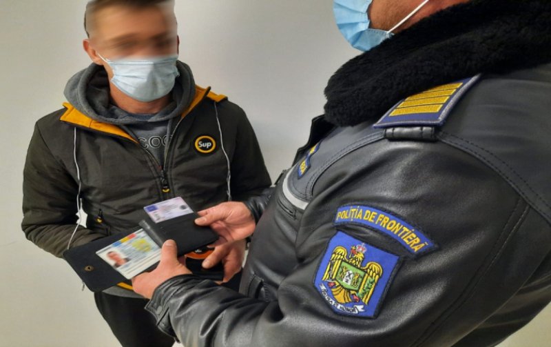 Documente false, procurate cu 400 de euro, descoperite de poliţiştii de frontieră