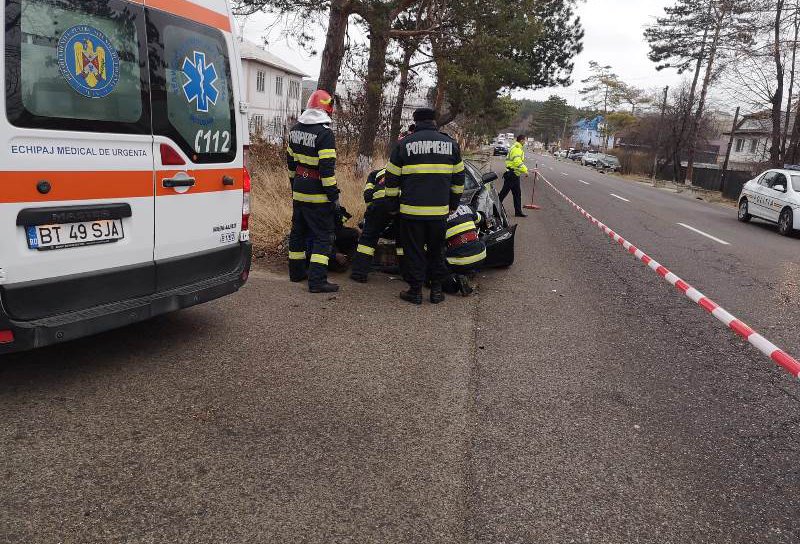 Accident la intrarea în Dorohoi! O mașină a intrat într-un cap de pod - FOTO