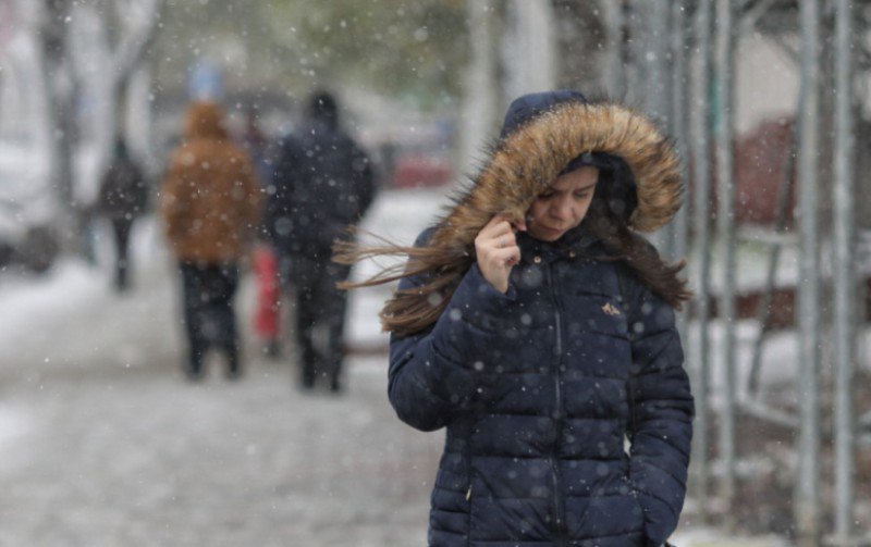 Avertizare meteo ANM de lapoviţă, ninsori şi vânt puternic în următoarele 48 de ore în toată ţara