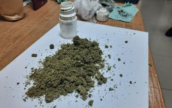 Droguri ascunse într-un flacon de …