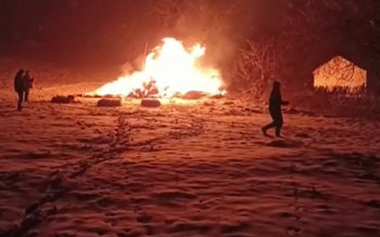 O țigară aprinsă, aruncată la …