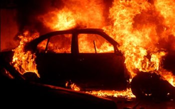 O mașină a ars ca …