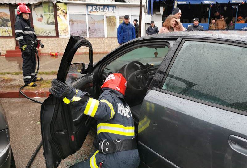 Mașină parcată pe Calea Națională din Botoșani cuprinsă de flăcări - FOTO