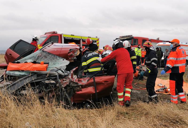 Tânăr în stare critică după impactul dintre o mașină și un camion pe drumul Botoșani - Târgu Frumos - FOTO