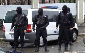 Zece percheziţii în Bucureşti şi …