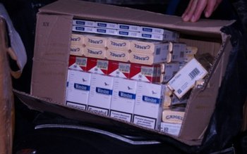 Autoturism plin cu țigări de …