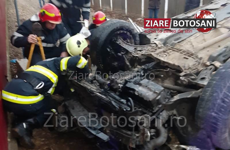 Accident la Carasa! O mașină s-a răsturnat pe carosabil - FOTO