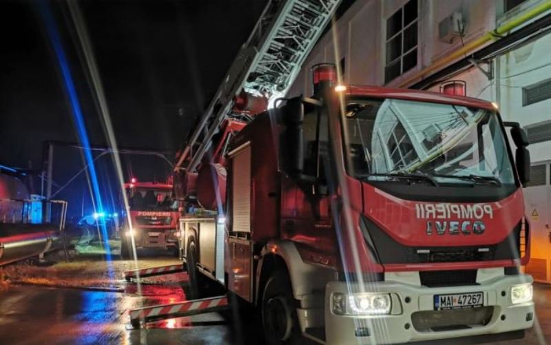 Incendiu la o fabrică de confecții din Botoșani. Zeci de angajați au fost evacuați – FOTO