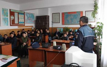 Poliţiştii botoşăneni alături de elevi …
