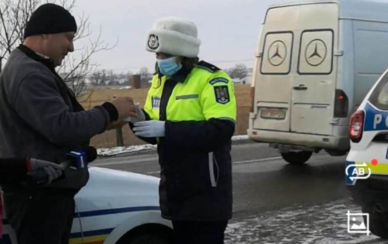 Conducători auto întâmpinați cu cafea de către polițiștii rutieri botoșăneni