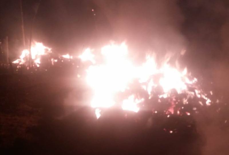 Două gospodării afectate în urma unui incendiu produs de un scurtcircuit