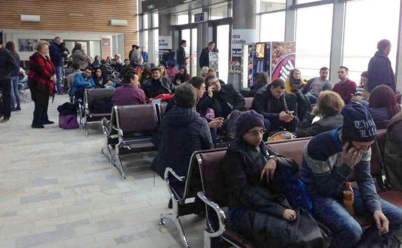 Alertă la aeroportul din Suceava. Bărbat infectat cu COVID, în mijlocul mulțimii de oameni