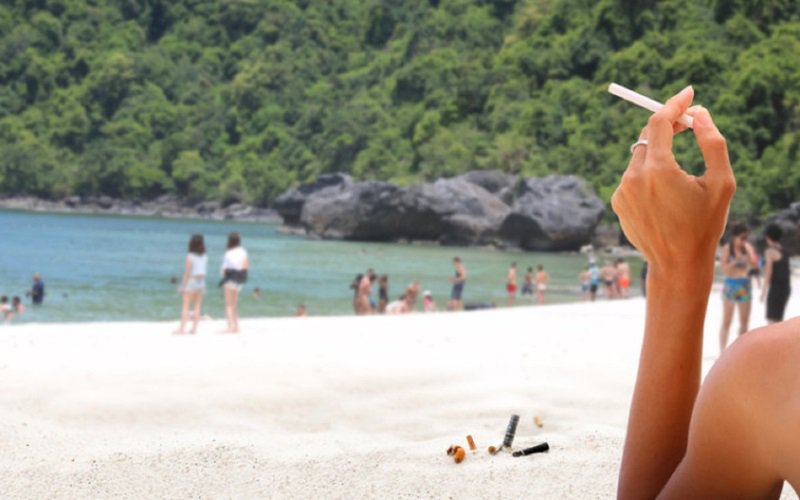 Spania a decis că fumatul pe plajă să fie interzis prin lege