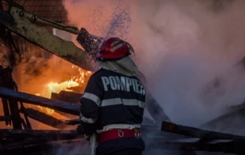 Tragic! Un bărbat și-a pierdut viața în ziua de Crăciun după ce un incendiu i-a cuprins locuința