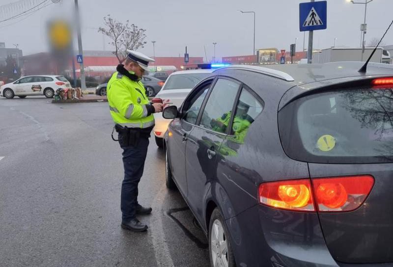 Acțiune a polițiștilor și reprezentanților RAR pentru verificarea dotării mașinilor cu anvelope de iarnă - FOTO