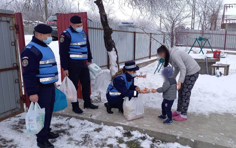 Două familii din Mănăstireni și Negreni au avut parte de o surpriză din partea jandarmilor botoșăneni - FOTO