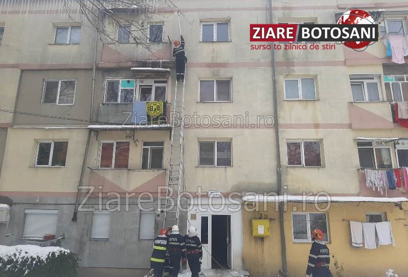 Pompierii solicitați să intervină pentru degajarea țurțurilor de pe un bloc din Dorohoi - FOTO
