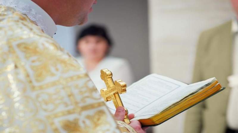 Preot din Vaslui, obligat de episcopie să se pensioneze după ce a fost prins că are amantă