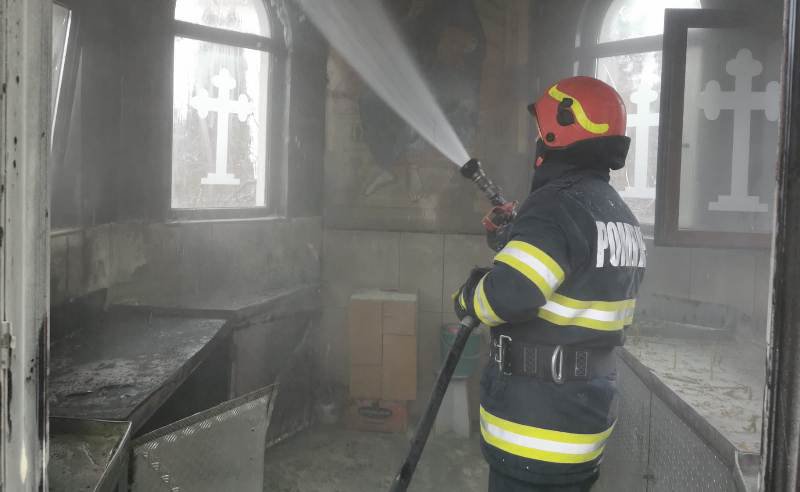 Incendiu din cauza unor lumânări aprinse, lăsate nesupravegheate