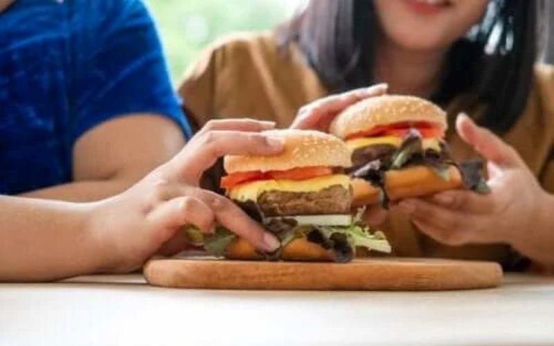 De ce atunci când dormim mai puțin mâncăm mai multe alimente fast-food