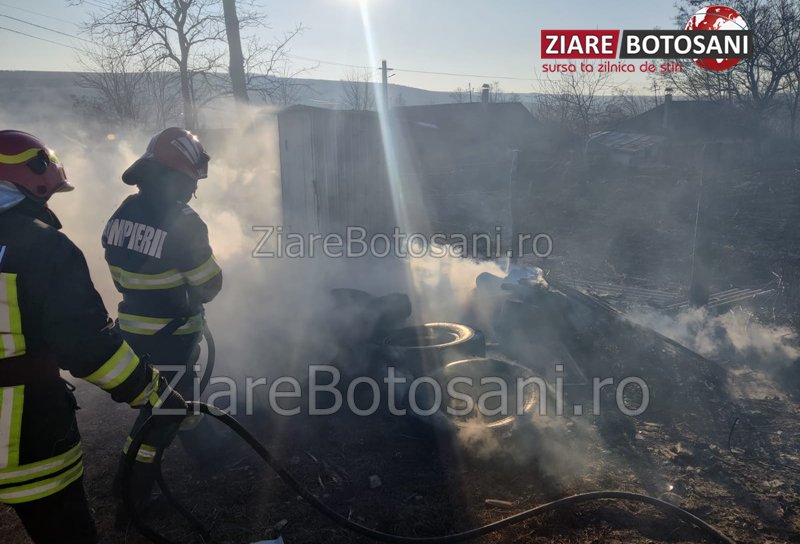 Joaca cu focul putea lăsa fără casă o familie din comuna Vlăsinești - FOTO